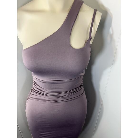 k THE FASHION POET Asymmetrical Neck Ruched Dress in Orchid. Size Small - Picture 3 of 6